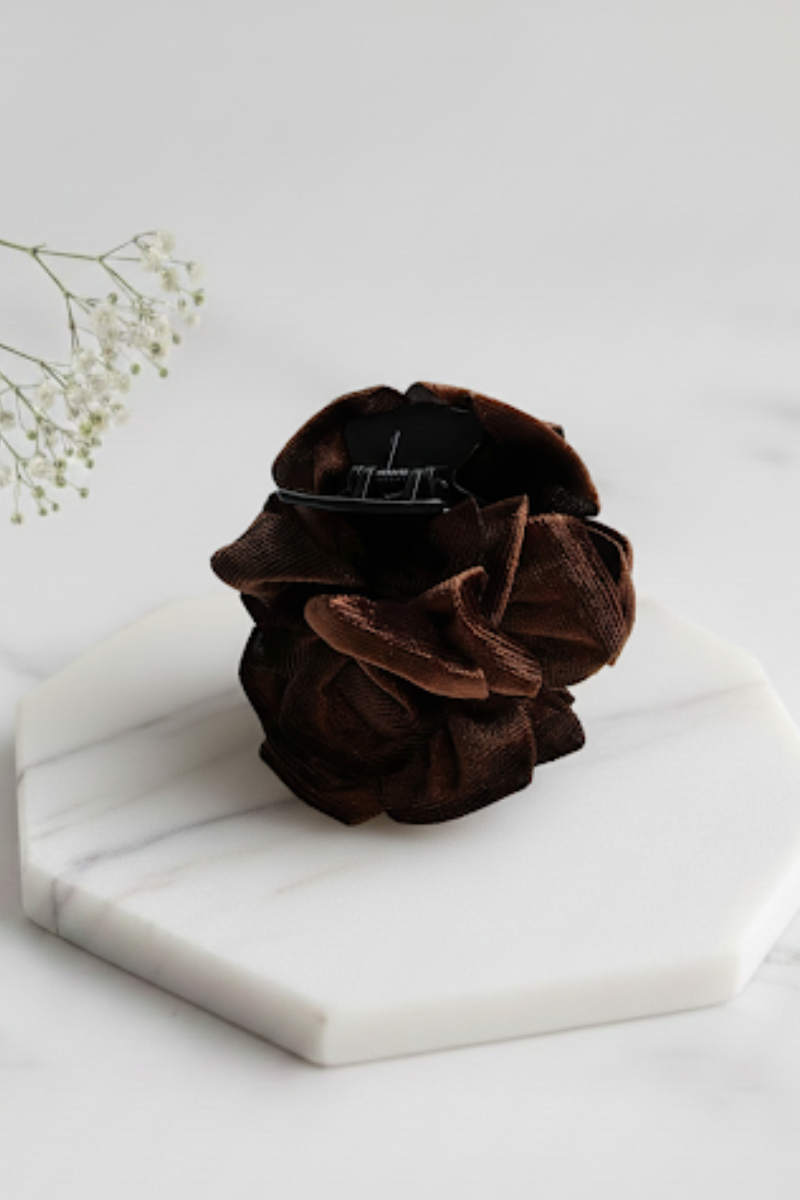 Flores terciopelo en versión pinza marrón