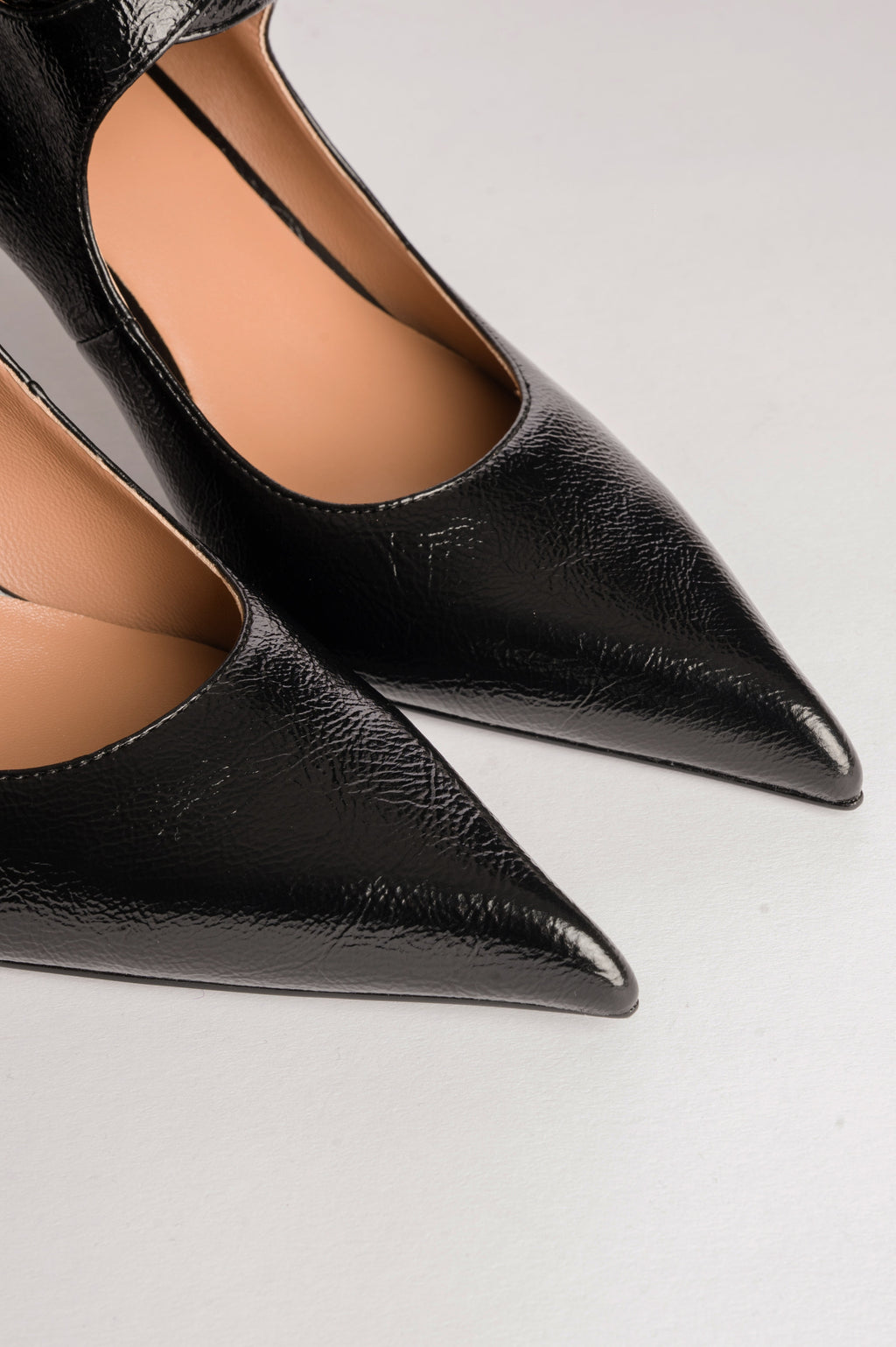 Belina | Zapatos de salón de punta con una pequeña hebilla en el tobillo