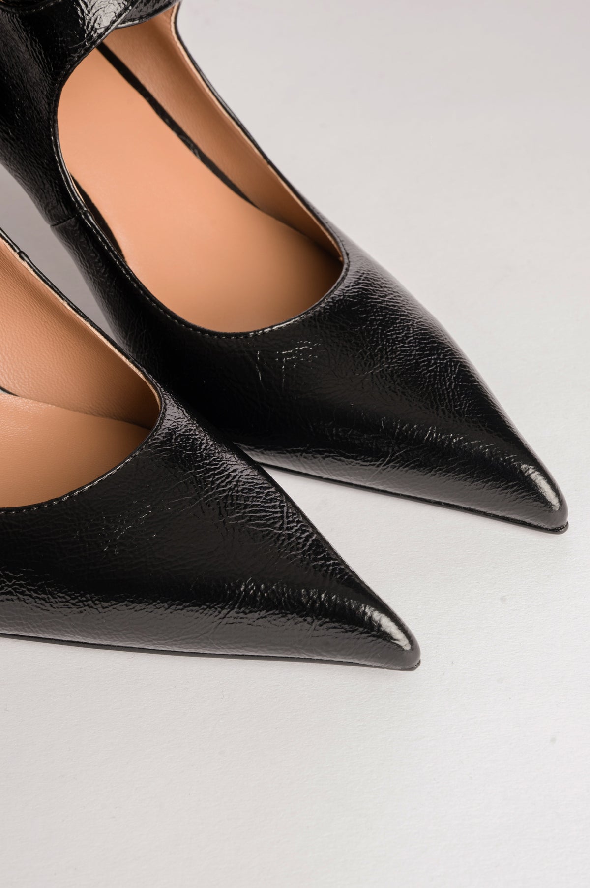 Belina | Zapatos de salón de punta con una pequeña hebilla en el tobillo