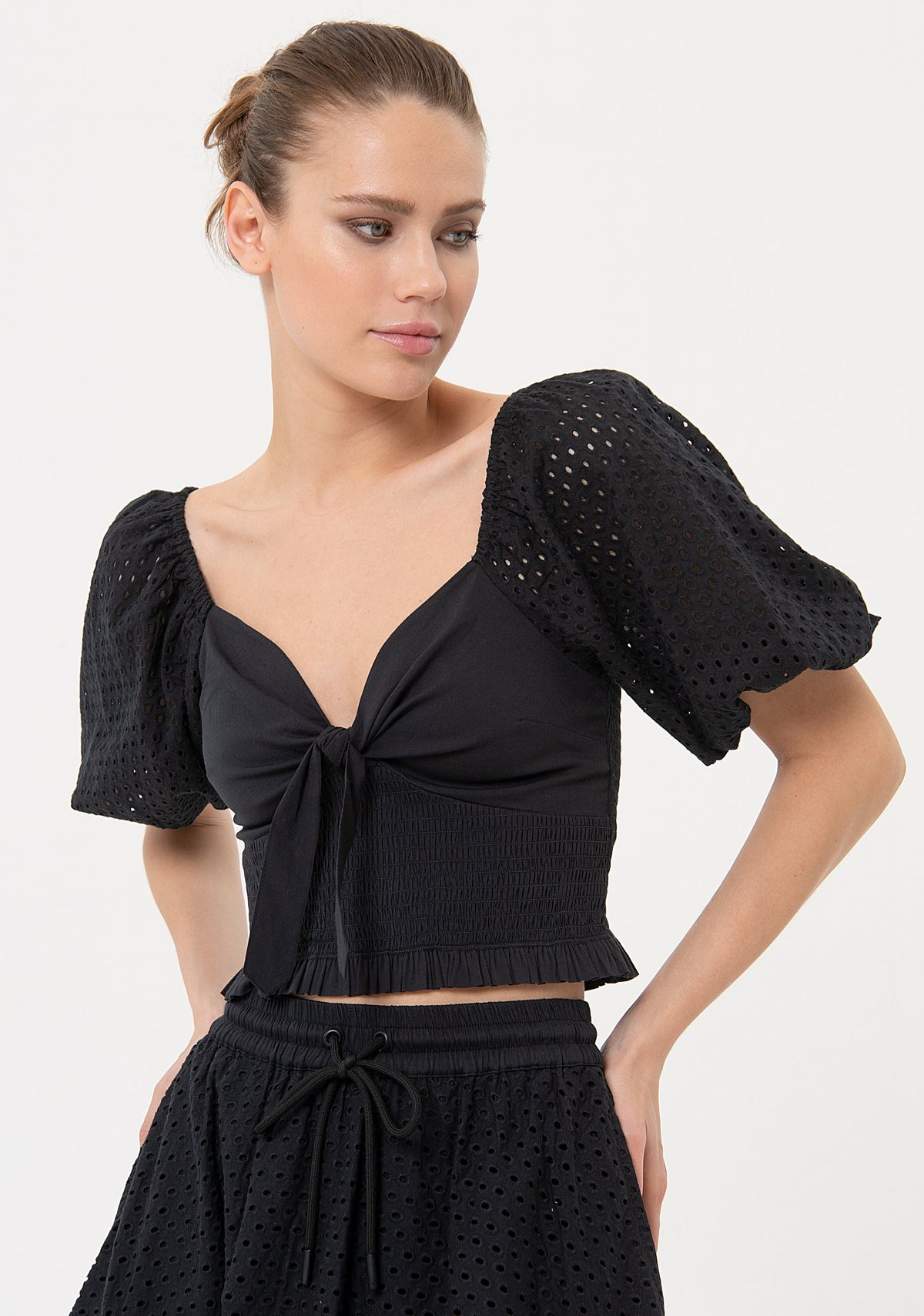 Fitted top with short sleeves made in San Gallo lace