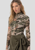 Olivia | Camiseta ajustada con estampado mimetico