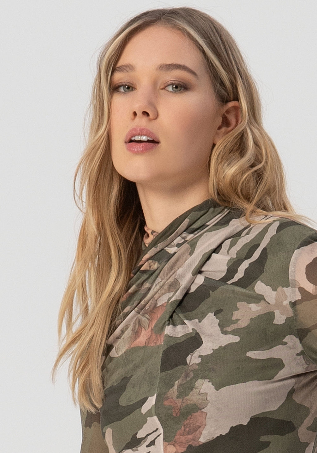Olivia | Camiseta ajustada con estampado mimetico