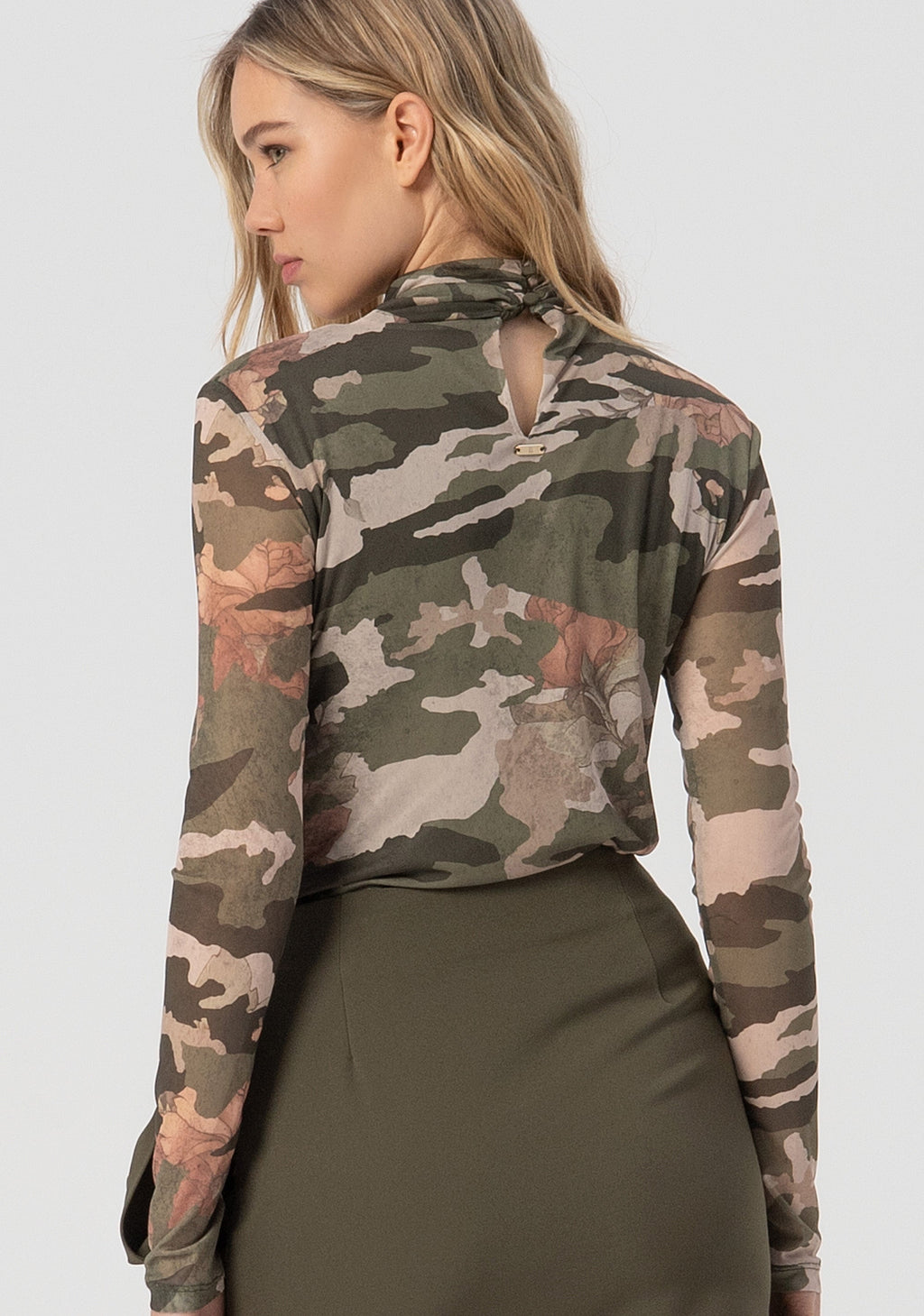 Olivia | Camiseta ajustada con estampado mimetico
