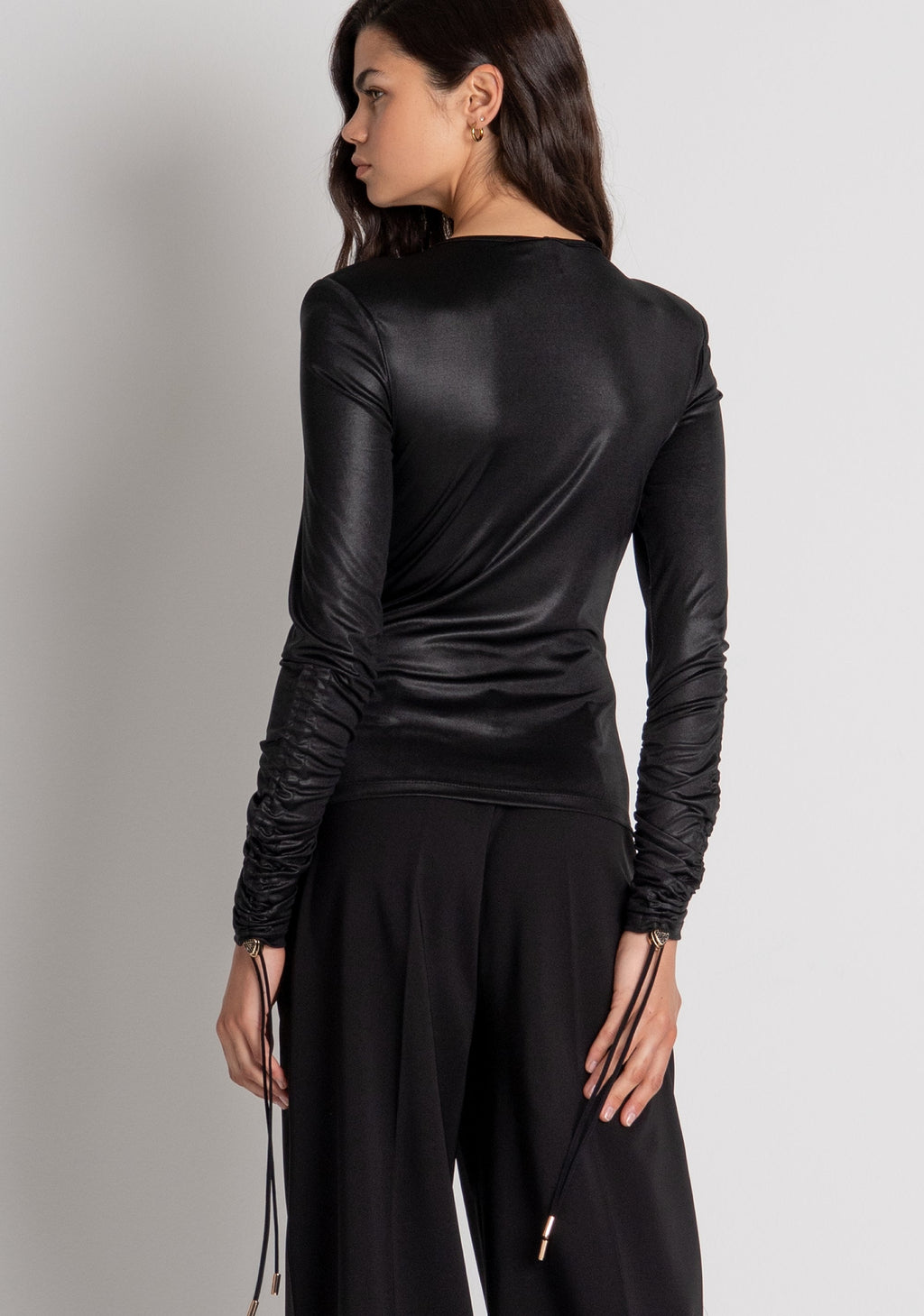 Emma | Blusa de corte entallado confeccionada en imitación de piel