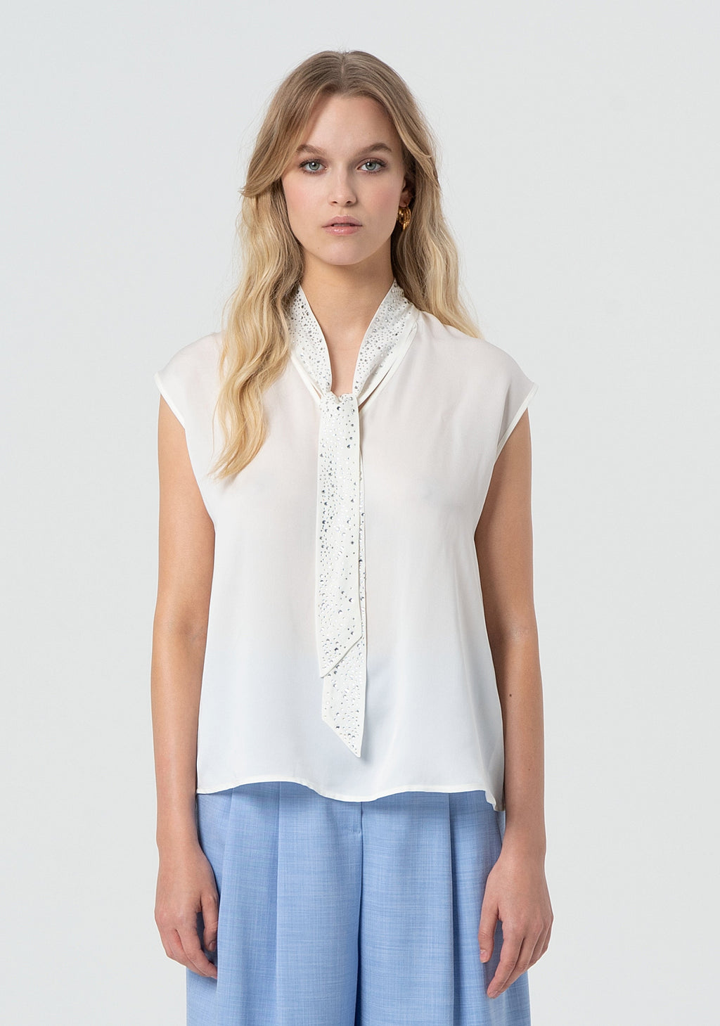 Sleeveless blouse with silk
