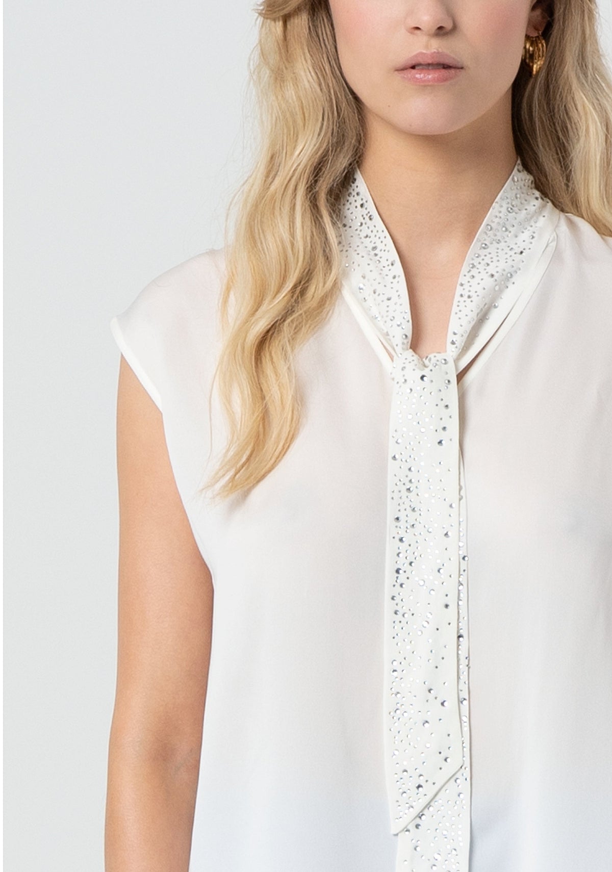 Sleeveless blouse with silk