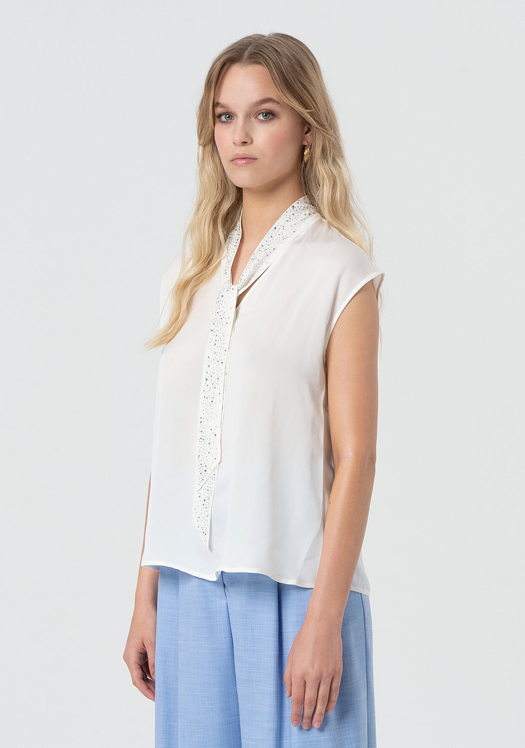 Sleeveless blouse with silk