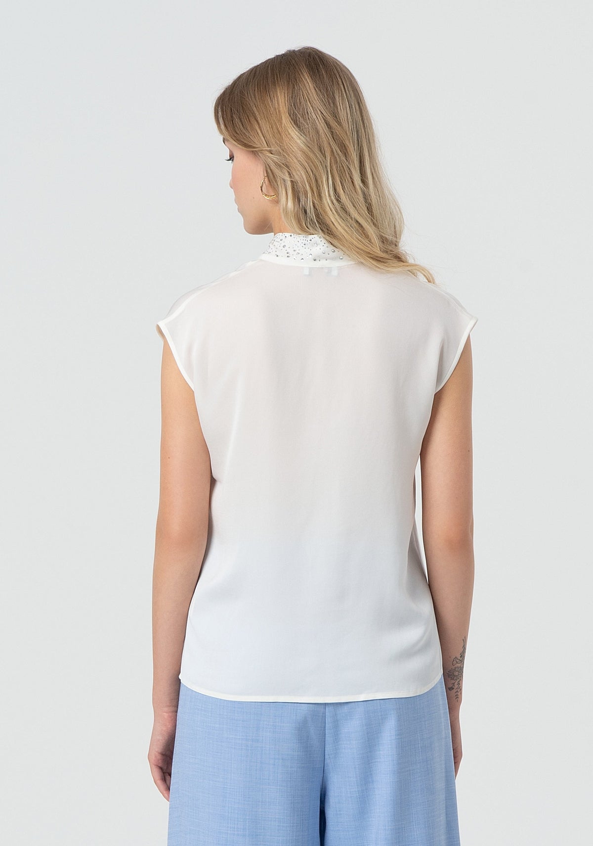 Sleeveless blouse with silk