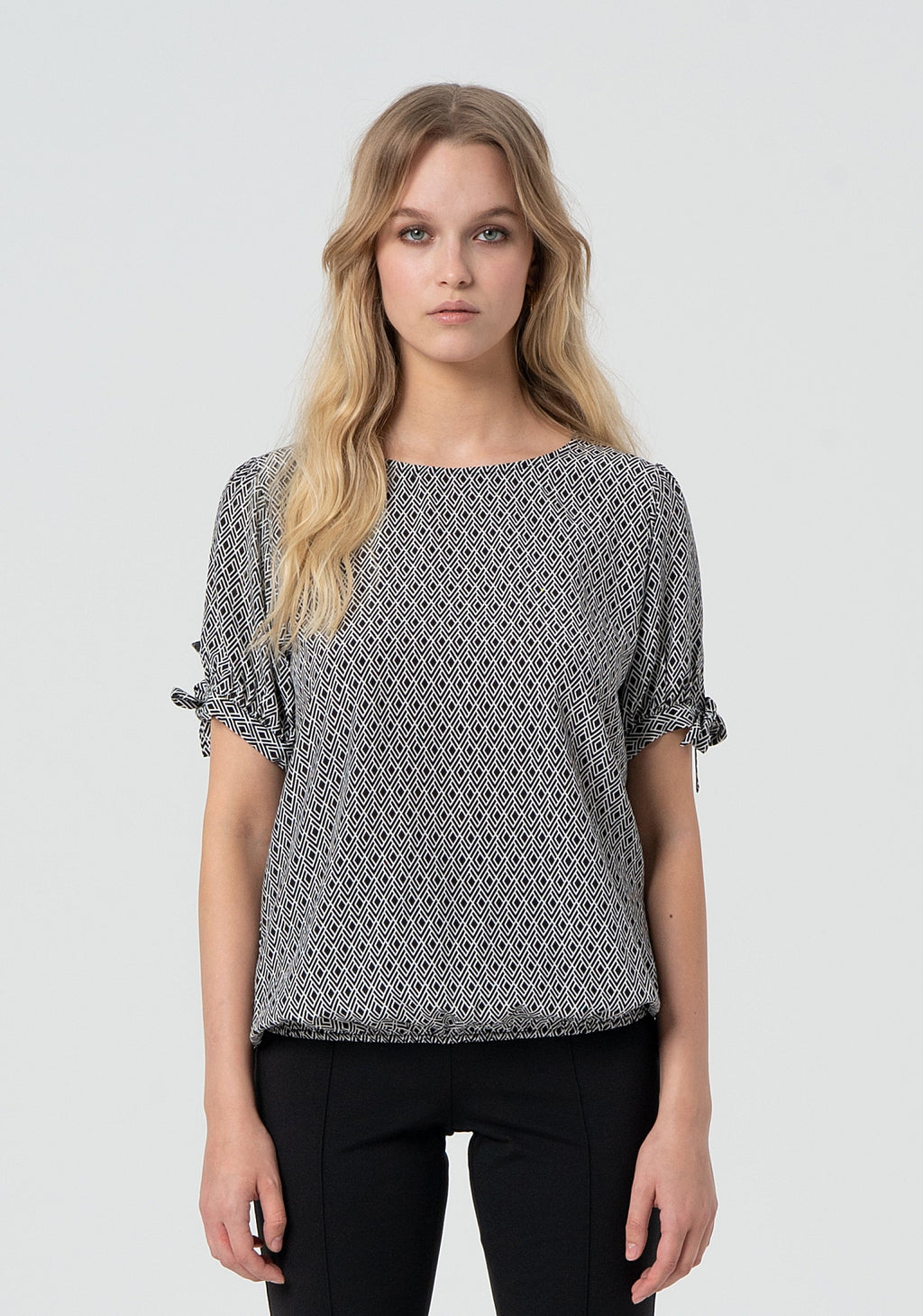 Top with geometrical pattern and short sleeves