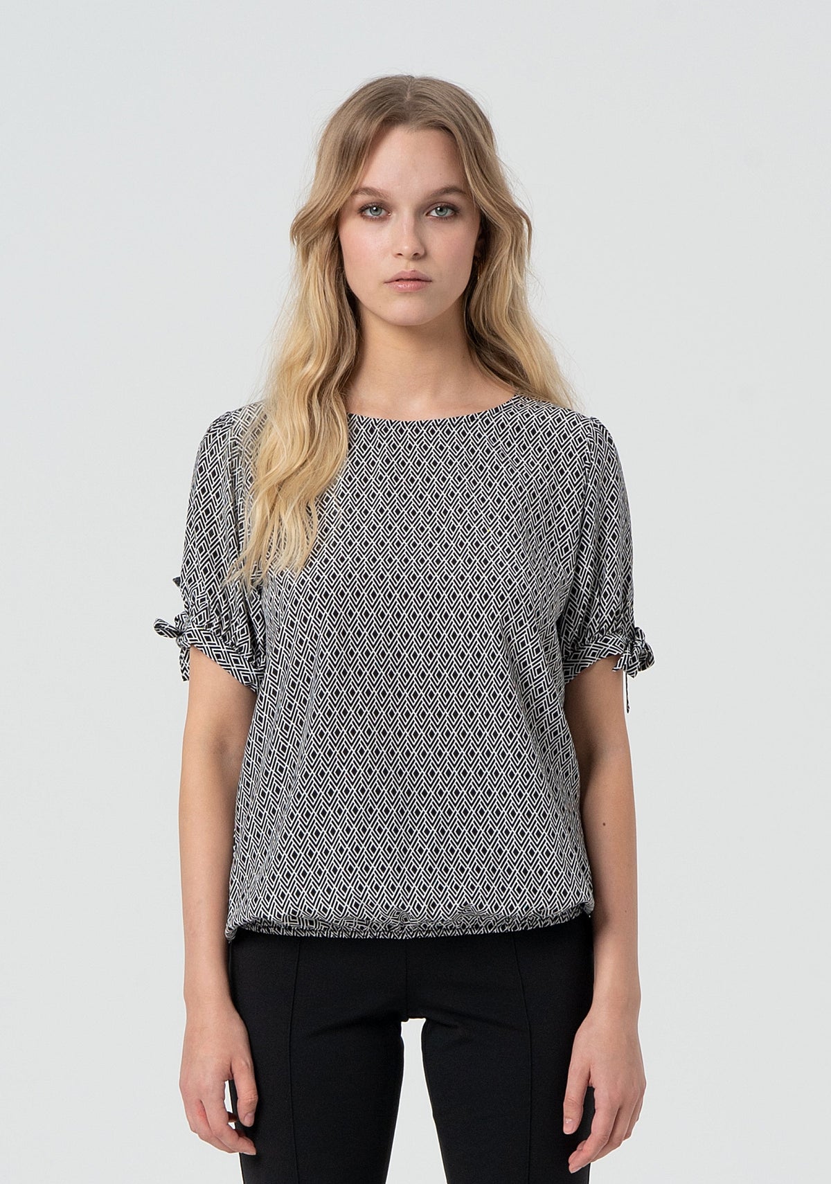 Top with geometrical pattern and short sleeves