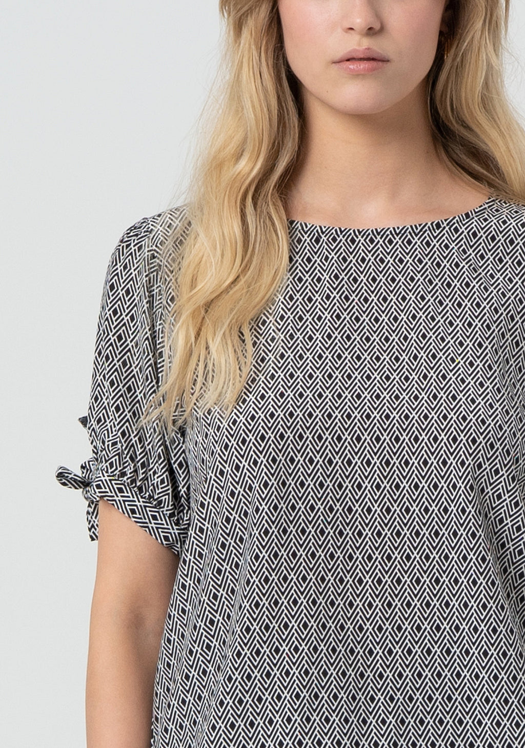 Top with geometrical pattern and short sleeves