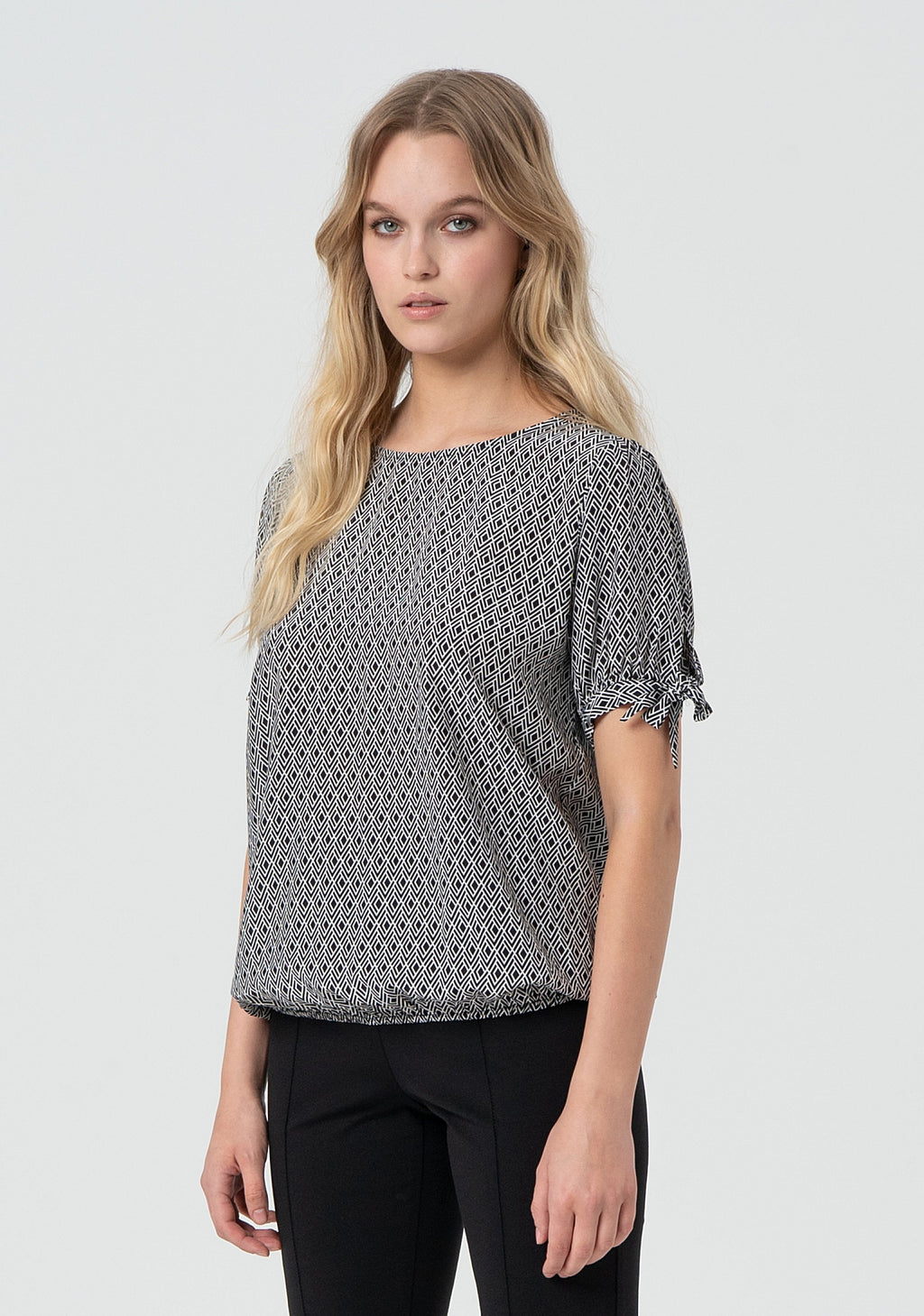 Top with geometrical pattern and short sleeves