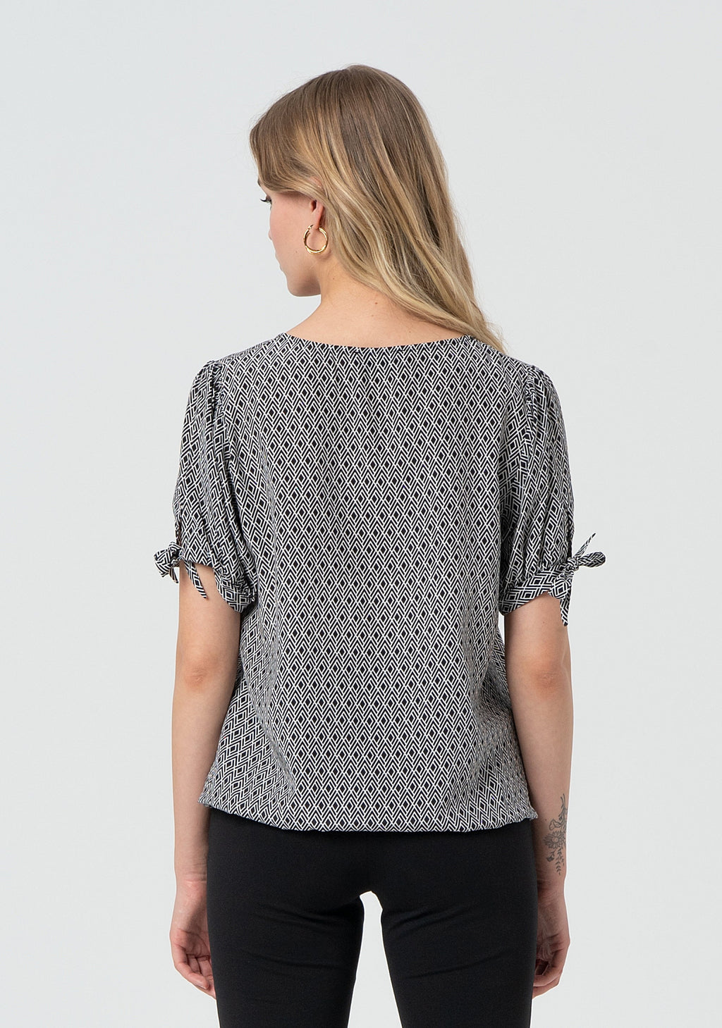 Top with geometrical pattern and short sleeves