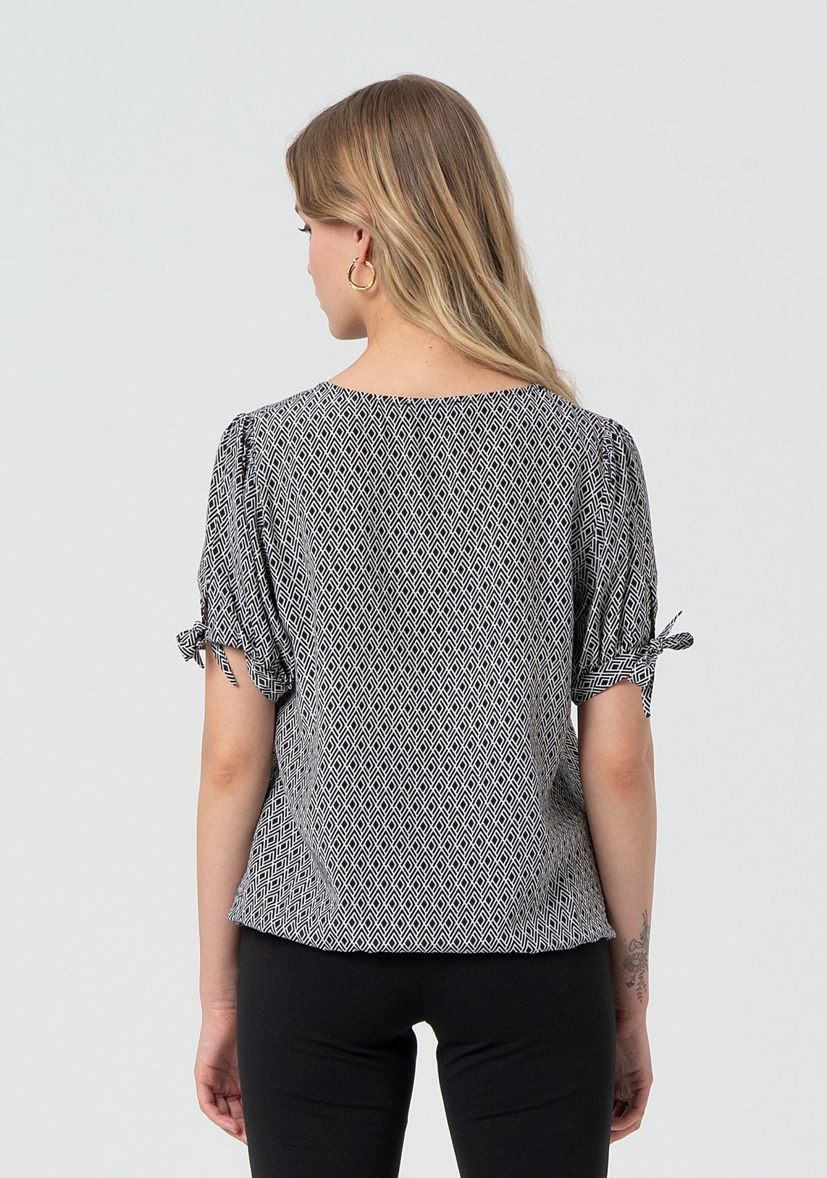 Top with geometrical pattern and short sleeves