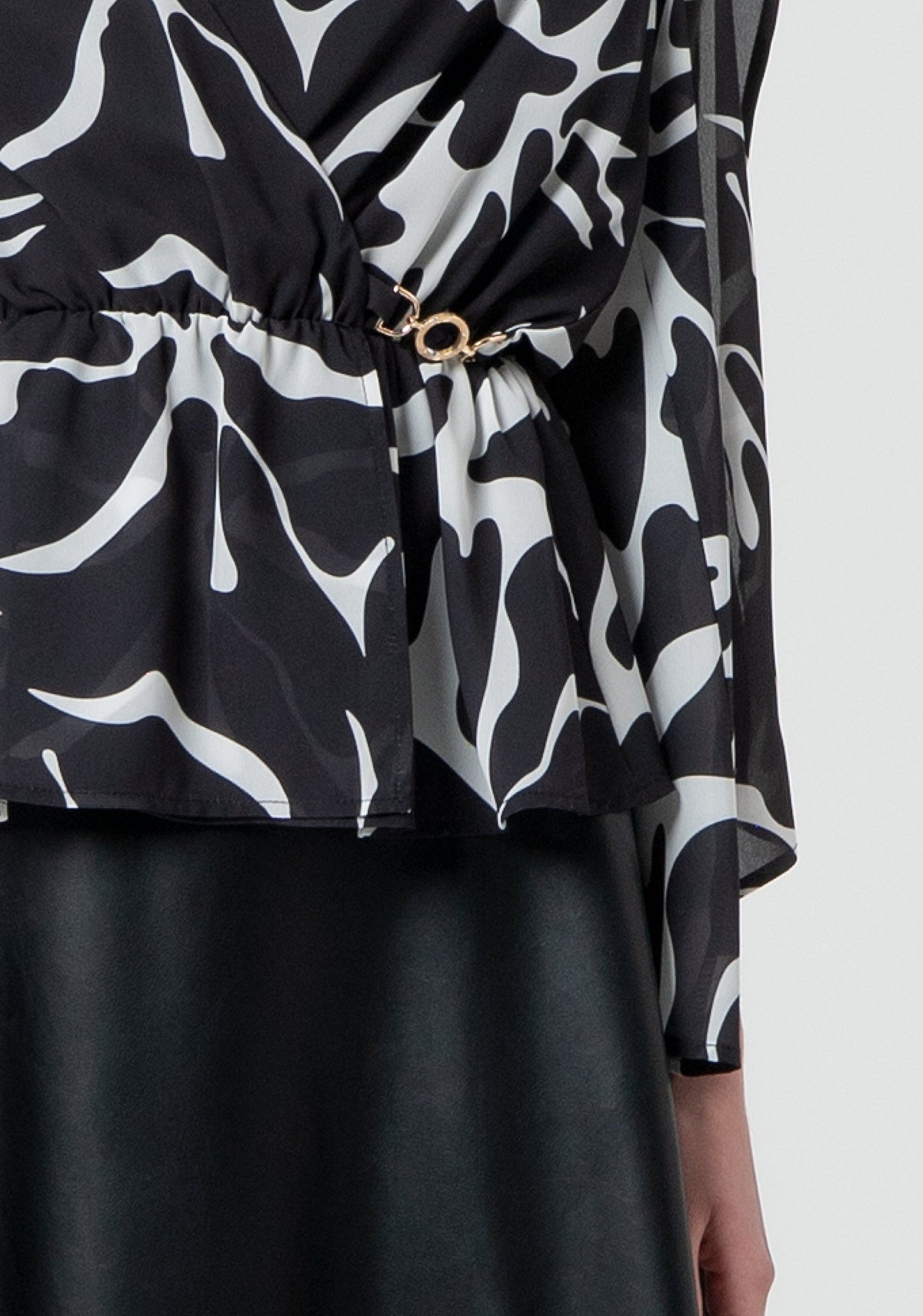 Blouse regular fit with flowery pattern