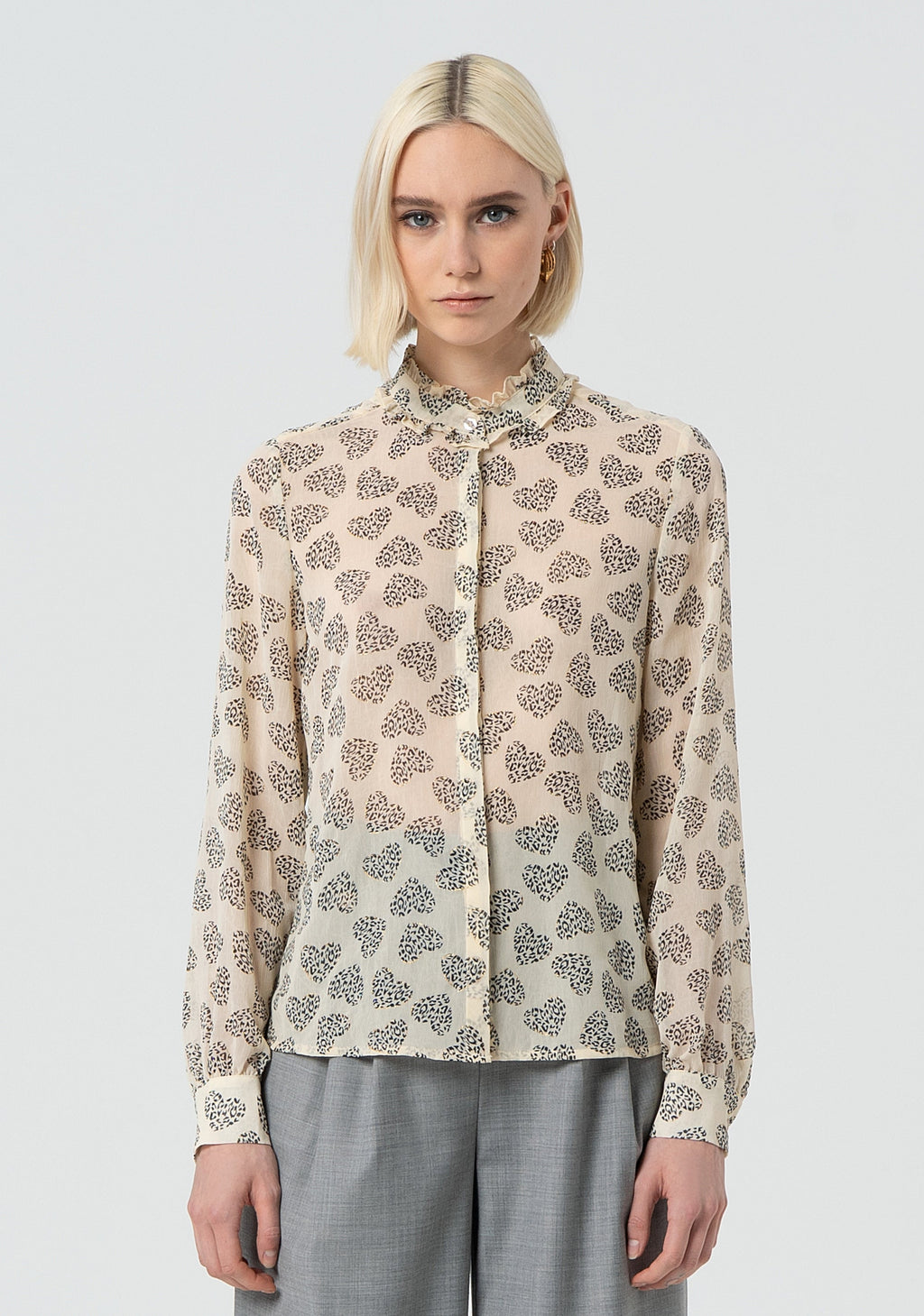 Hannah | Blusa de corte recto confeccionada en georgette con estampado en forma de corazón