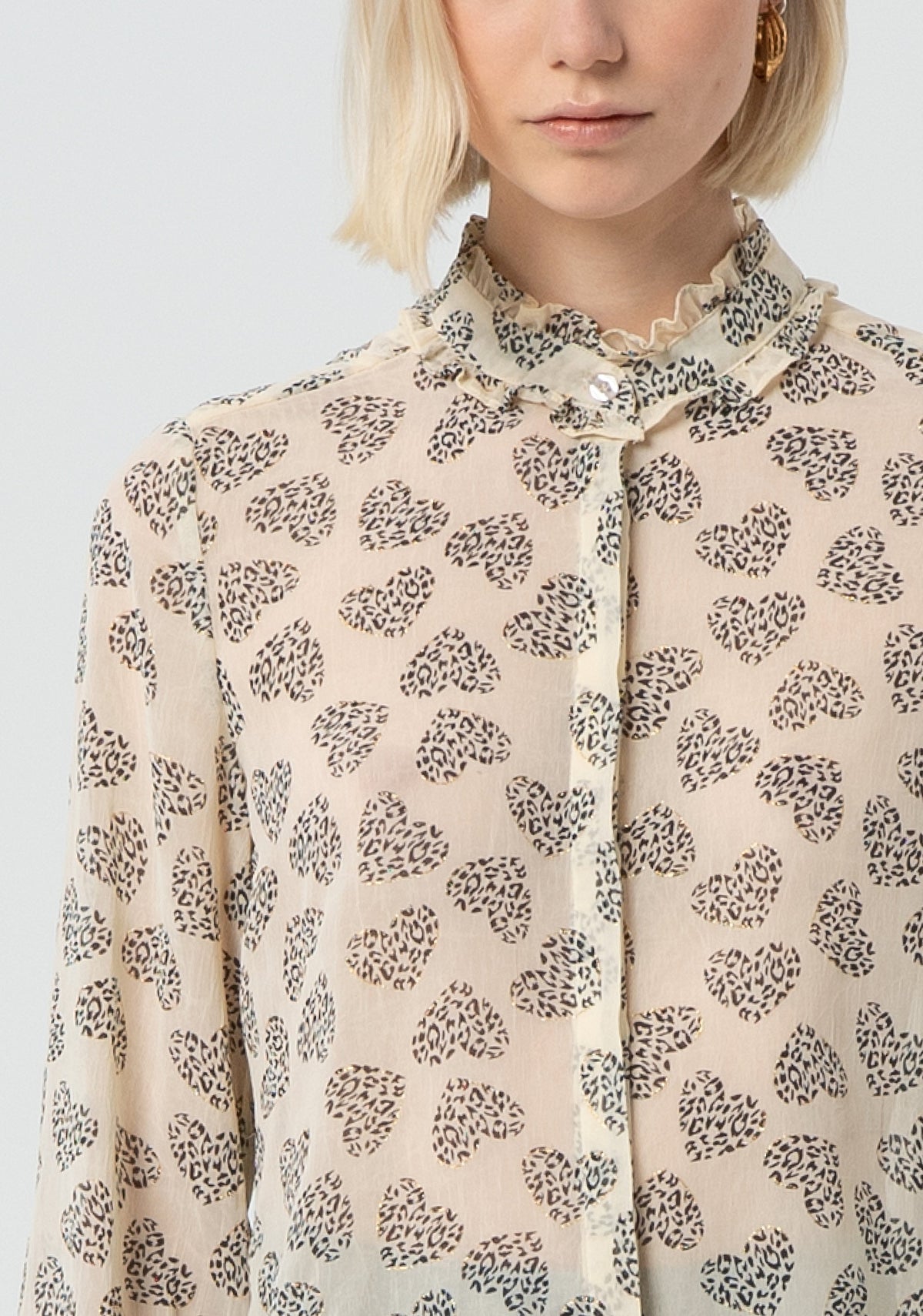 Hannah | Blusa de corte recto confeccionada en georgette con estampado en forma de corazón