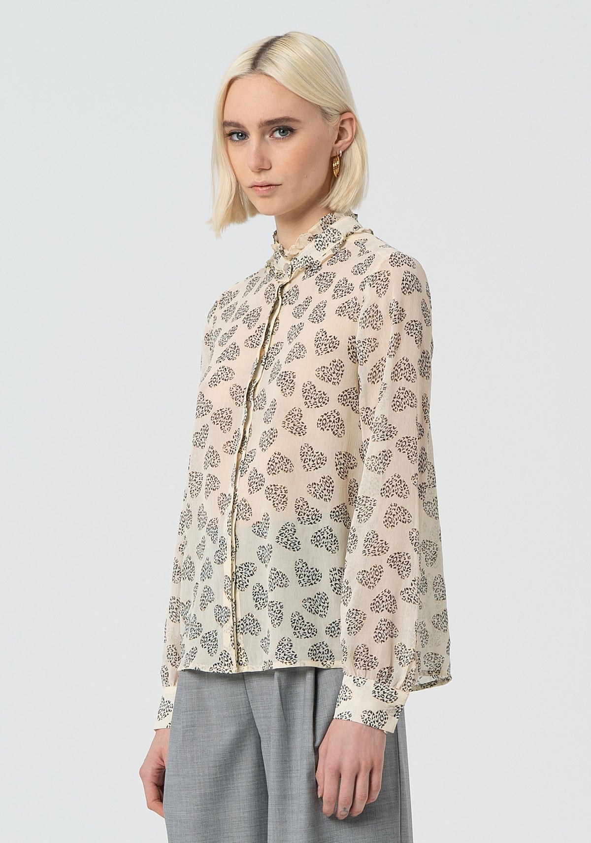 Hannah | Blusa de corte recto confeccionada en georgette con estampado en forma de corazón