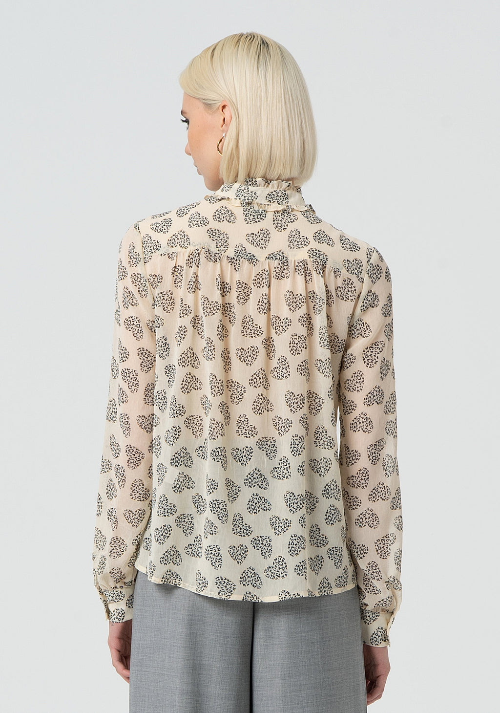 Hannah | Blusa de corte recto confeccionada en georgette con estampado en forma de corazón