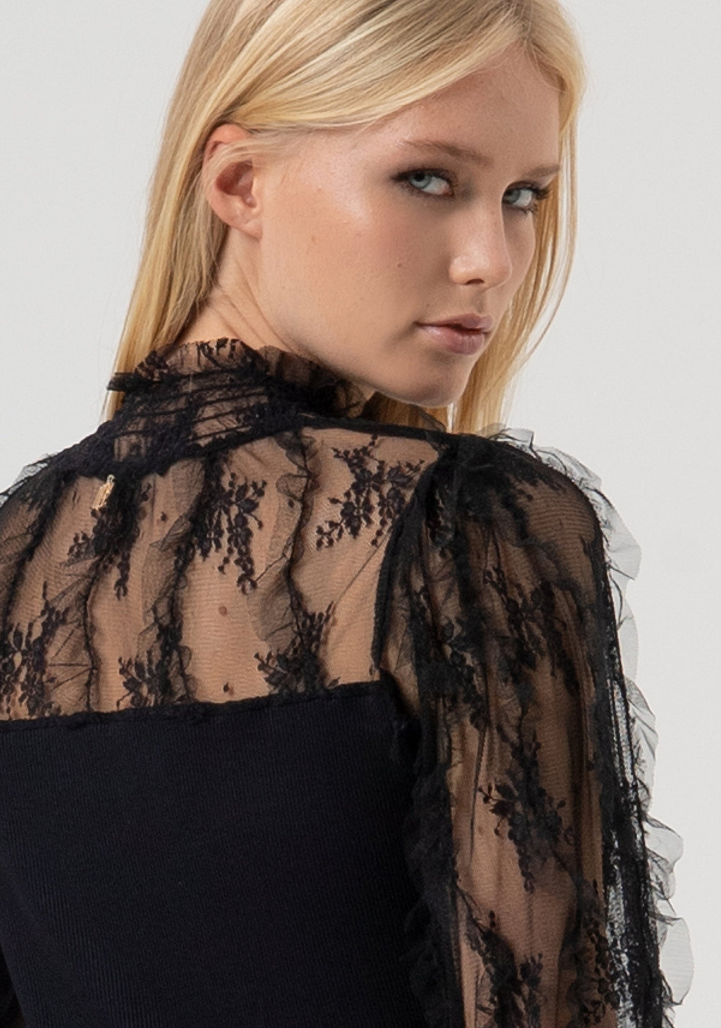 Ava | Blusa de corte entallado con detalles de encaje