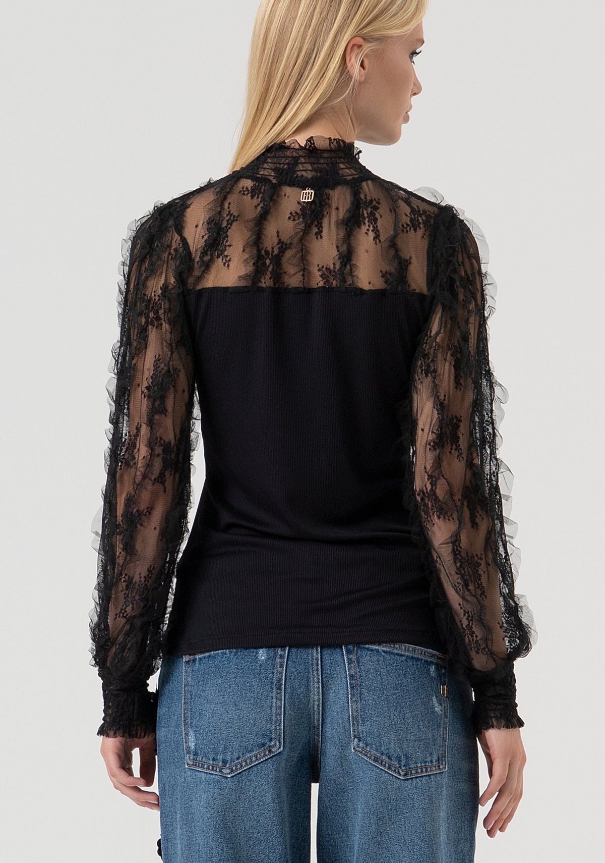 Ava | Blusa de corte entallado con detalles de encaje