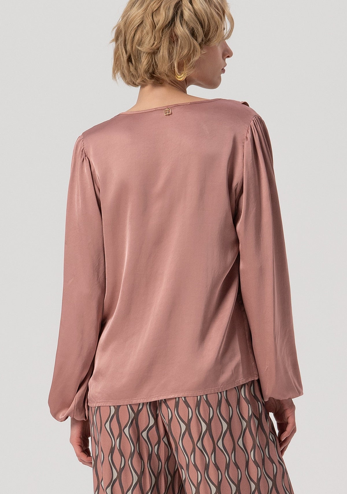 Rose | Blusa de corte recto confeccionada en satén
