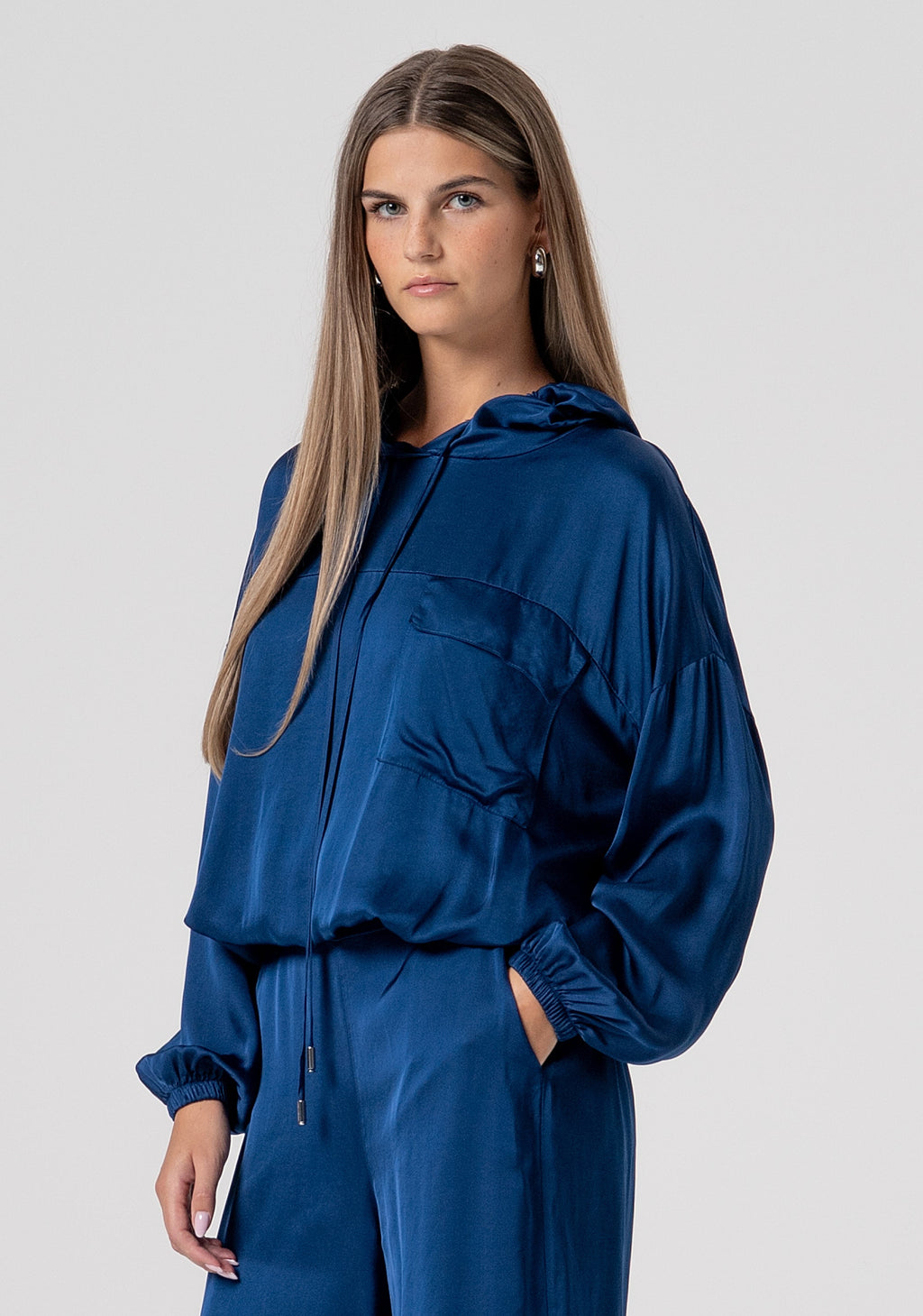 Beatrice | Blusa de corte recto con capucha, confeccionada en satén