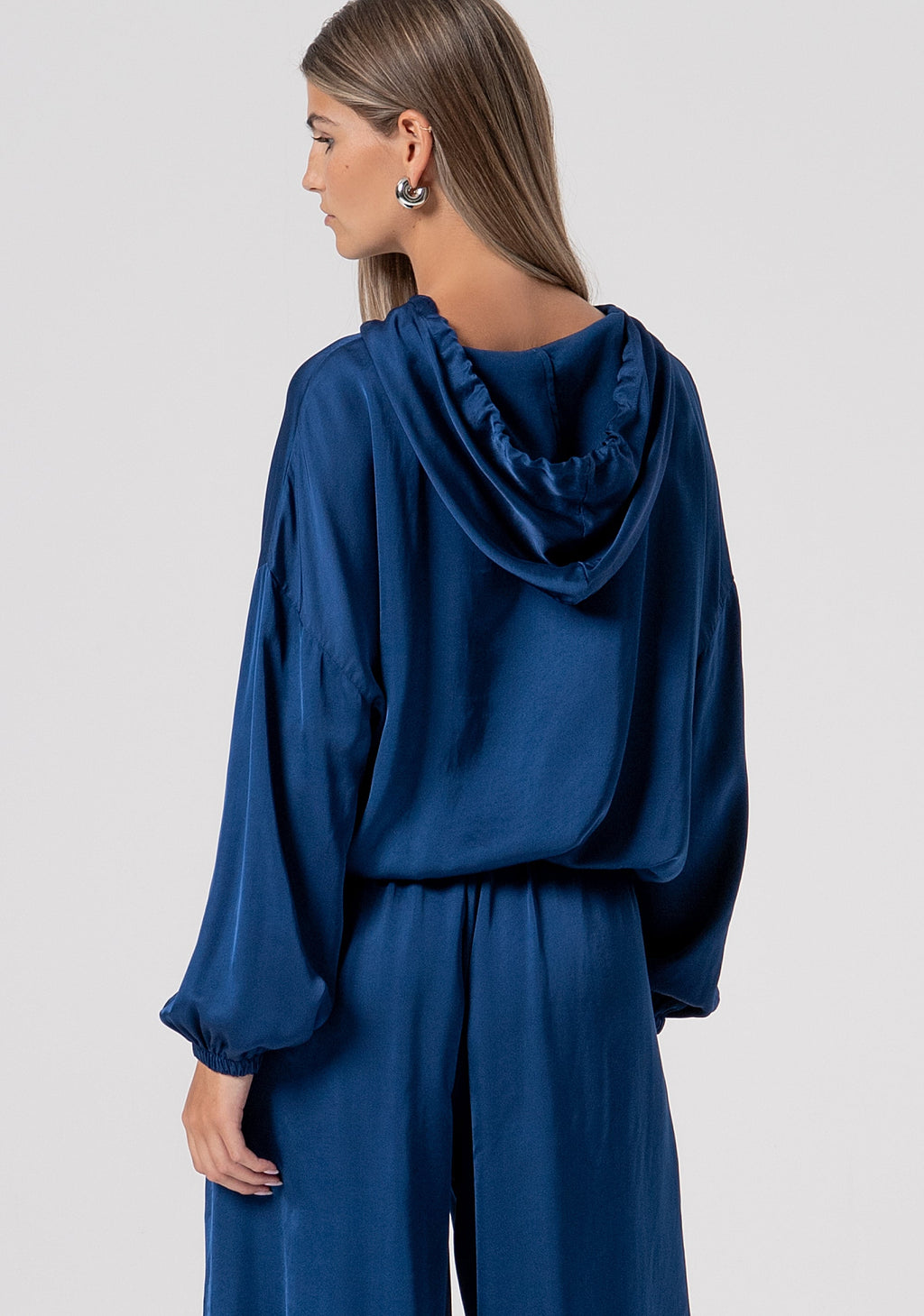 Beatrice | Blusa de corte recto con capucha, confeccionada en satén