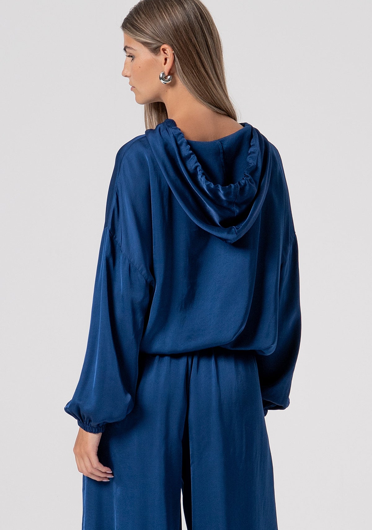 Beatrice | Blusa de corte recto con capucha, confeccionada en satén