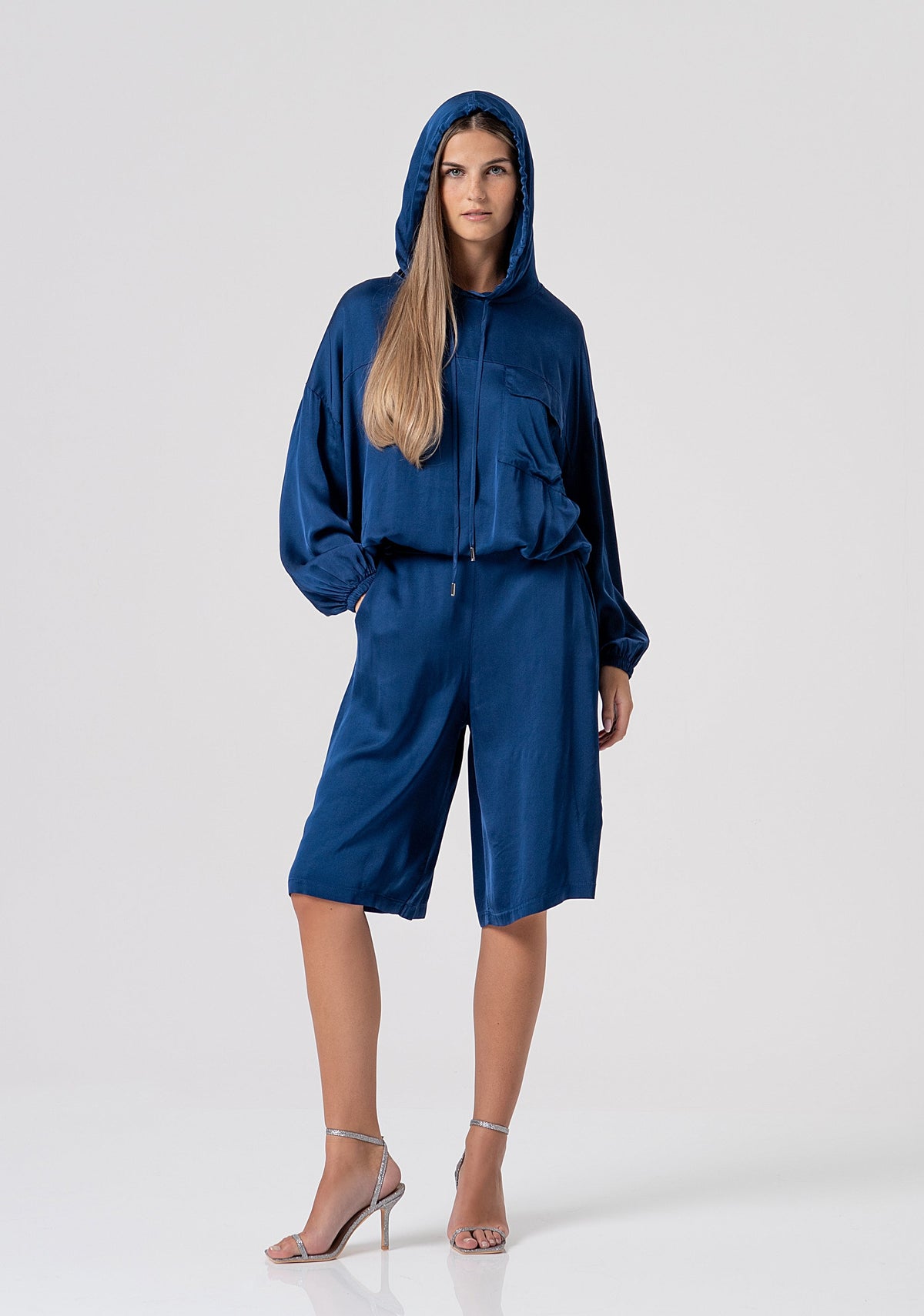 Beatrice | Blusa de corte recto con capucha, confeccionada en satén