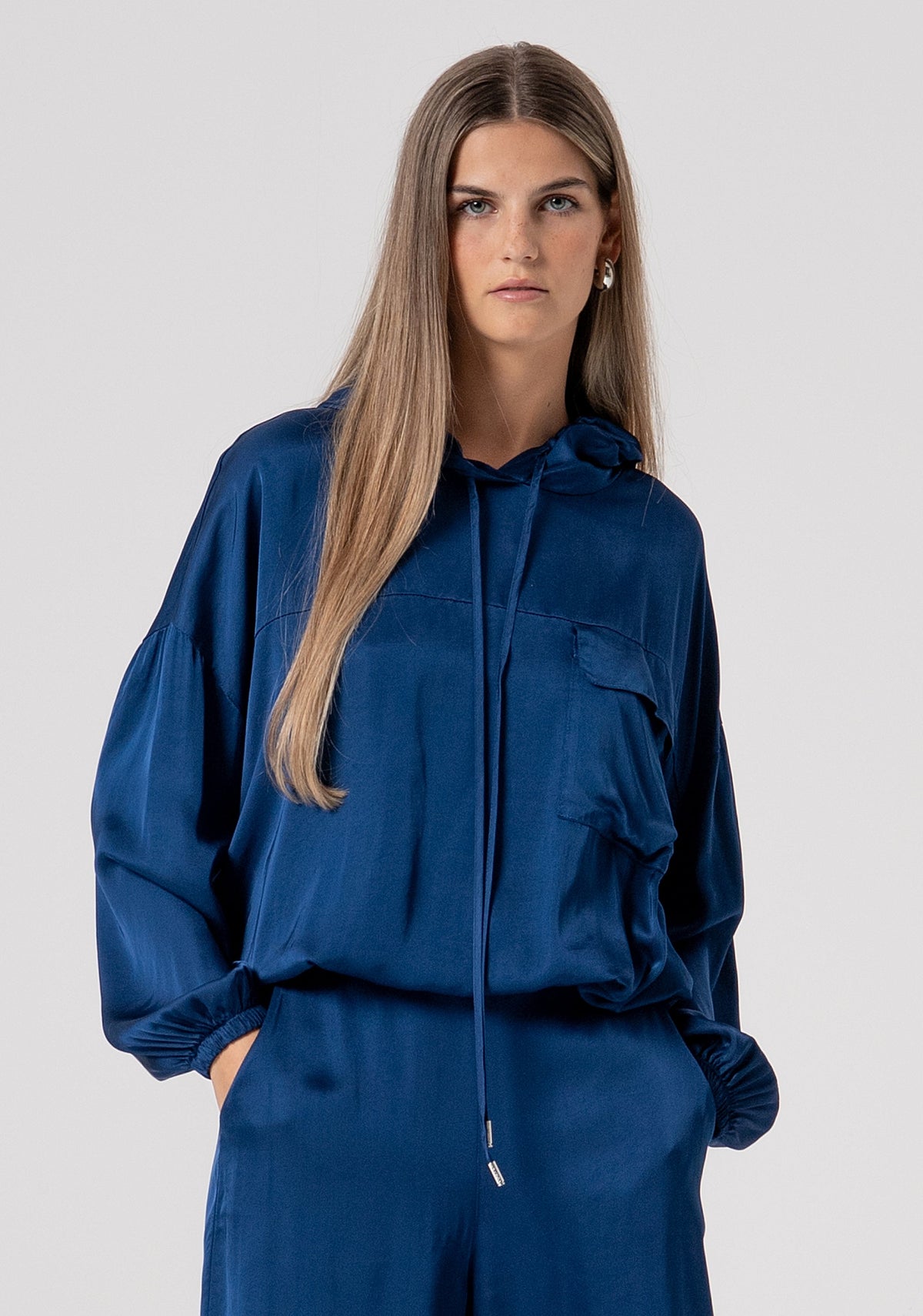 Beatrice | Blusa de corte recto con capucha, confeccionada en satén